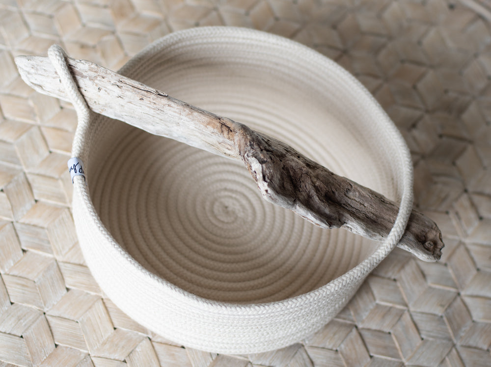 Chunky rope basket with twisted handle