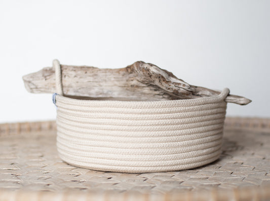 Chunky rope basket with twisted handle