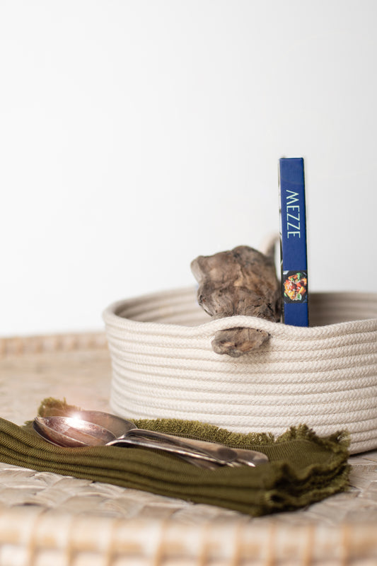 Chunky rope basket with twisted handle